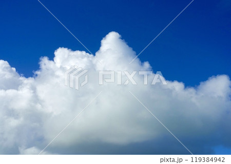 夏の青空と白い入道雲 夏の青空と白い入道雲 119384942