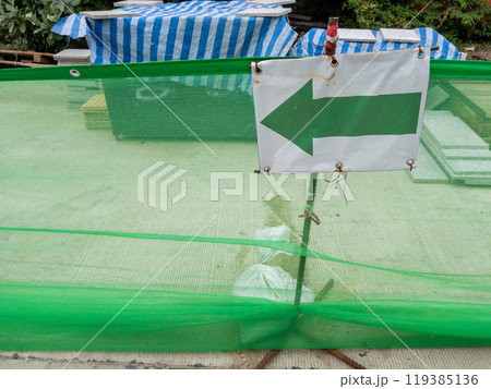 The temporary arrow symbol for the direction. 119385136