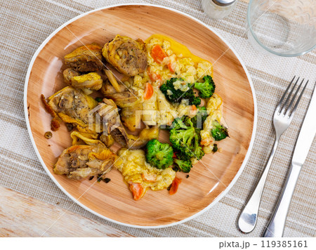 Fried chicken fillet served on plate with tasty broccoli. Hearty healthy lunch 119385161