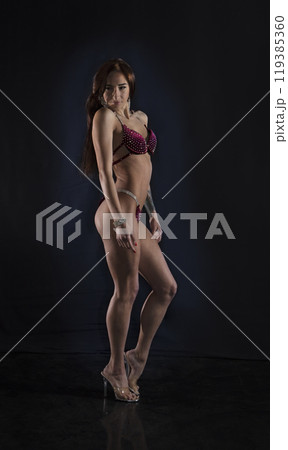 Beautiful athletic girl on a dark background 119385360