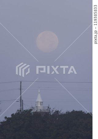 秋の北海道江差町で暮れてゆくスーパームーンと鴎島灯台の風景を撮影 秋の北海道江差町で暮れてゆくスーパームーンと鴎島灯台の風景を撮影 119385833