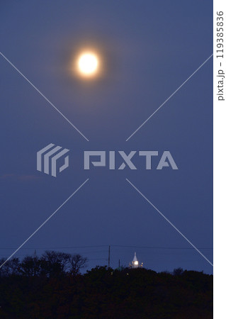 秋の北海道江差町で暮れてゆくスーパームーンと鴎島灯台の風景を撮影 119385836