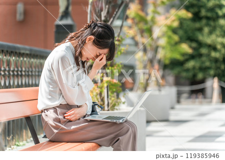 公園のベンチで泣く・困るビジネスウーマン（ストレス・トラブル・ショック・落ち込む） 119385946