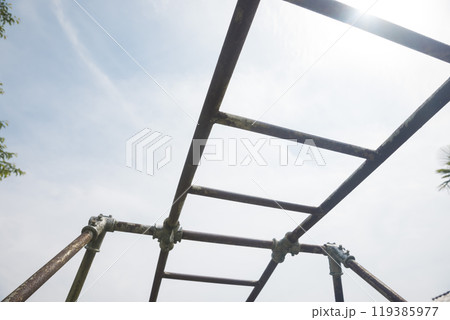 古びた雲梯 119385977