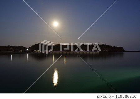 秋の北海道江差町でスーパームーンと鴎島の朝の風景を撮影 119386210