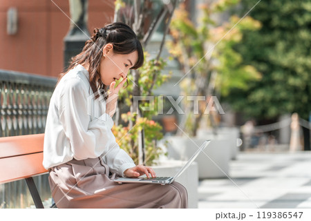 ネットの書き込みを見て驚くビジネスウーマン（誹謗中傷・SNS・いじめ） 119386547