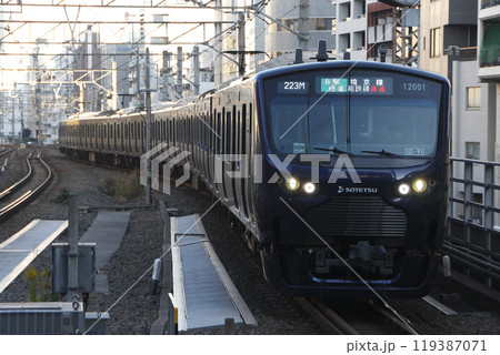 JR埼京線直通:相鉄本線12000系電車(各停:新宿⇔海老名) JR埼京線直通:相鉄本線12000系電車(各停:新宿⇔海老名) 119387071