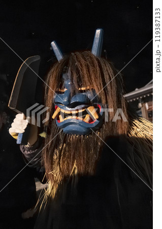 お面をつけたナマハゲ 119387133