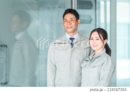 まちづくり・電気工事・電力会社・建築士・設計士・エンジニア・保守・点検・建設・建築・作業着姿の男女 119387265