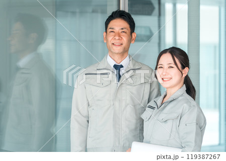 電気工事・電力会社・建築士・設計士・エンジニア・保守・点検・建設・建築・作業着姿の男女 119387267