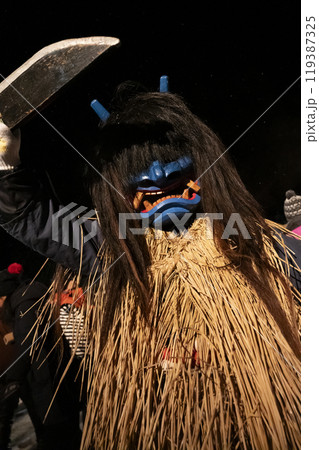 お面をつけたナマハゲ 119387325