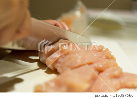 鶏むね肉を切る主婦 鶏むね肉を切る主婦 119387560