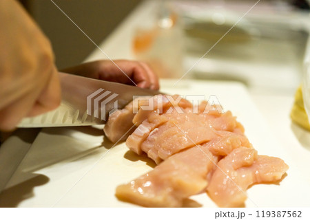 鶏むね肉を切る主婦 119387562