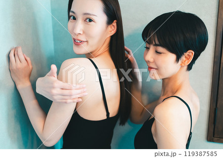 若い女性のボディケア 119387585