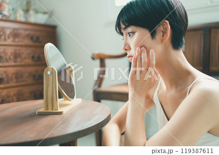 鏡を見る不満顔の女性 鏡を見る不満顔の女性 119387611