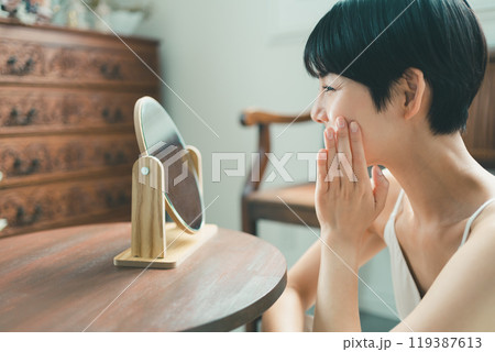 鏡を見る女性 鏡を見る女性 119387613