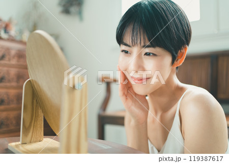 鏡を見る女性 鏡を見る女性 119387617