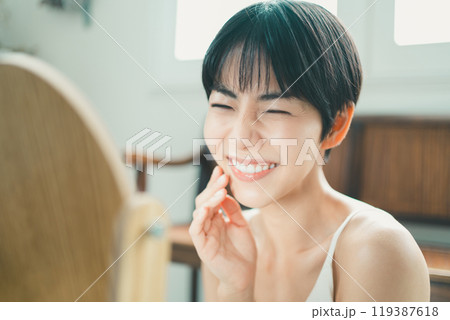 鏡を見る女性 鏡を見る女性 119387618