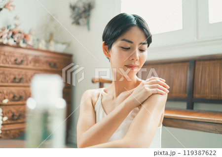 ボディオイルでボディケアをする若い女性 119387622