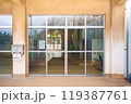小学校の昇降口 119387761