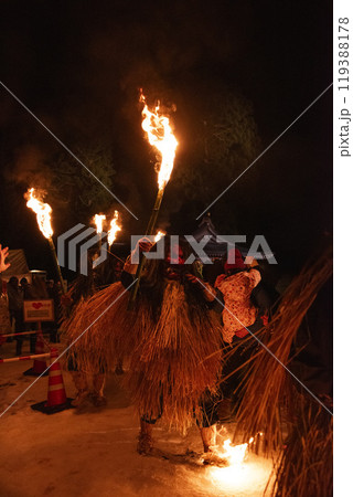 泣く子はいねがーで練り歩くなまはげ 119388178