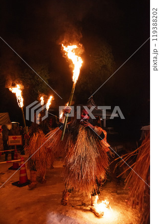 泣く子はいねがーで練り歩くなまはげ 泣く子はいねがーで練り歩くなまはげ 119388202