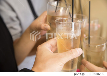飲み物で乾杯をする男女手元 飲み物で乾杯をする男女手元 119388292
