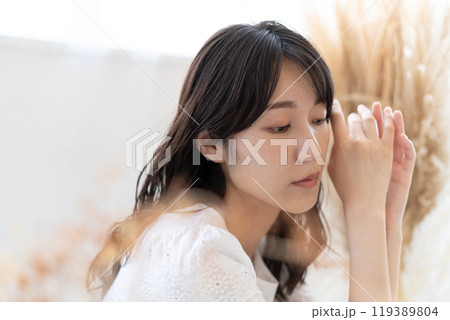 黒髪ロングヘアの若い女性(ビューティーイメージ) 黒髪ロングヘアの若い女性(ビューティーイメージ) 119389804
