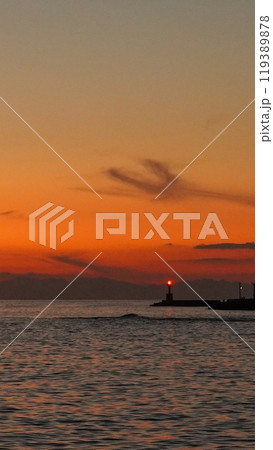 海に沈む夕日 119389878