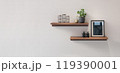 シンプルウォールシェルフ　白い壁に取り付けられたウォルナット材の棚　シックなインテリア 119390001