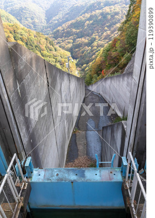 玉原ダム吐水口　群馬県沼田市 119390899