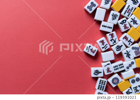 赤背景にマージャン牌 119391021