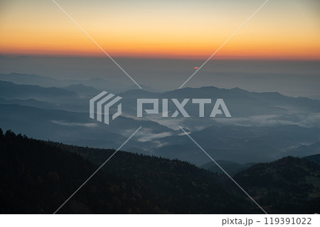 長野県と群馬県の県境の絶景　渋峠の朝 119391022