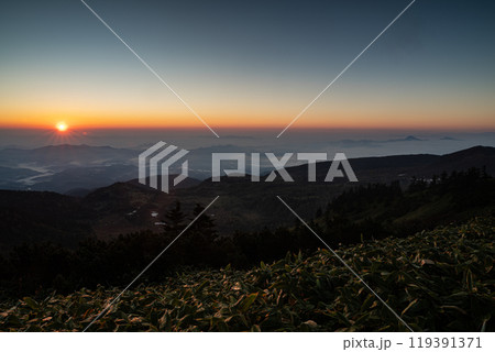 長野県と群馬県の県境の絶景 渋峠の朝 長野県と群馬県の県境の絶景 渋峠の朝 119391371