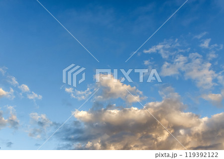 朝焼けの斜光で染まる天空の雲 119392122