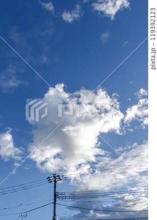 電柱と青空と白雲のコラボ画像 119392123
