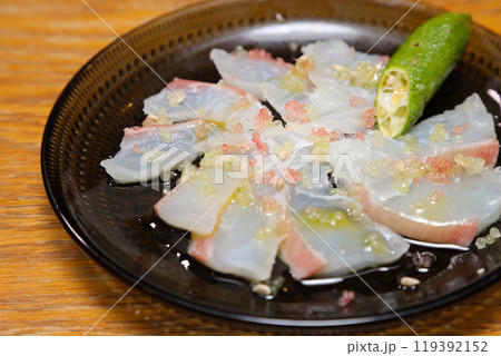 鯛のカルパッチョ　フィンガーライムを添えて 119392152