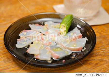 鯛のカルパッチョ　フィンガーライムを添えて 119392160