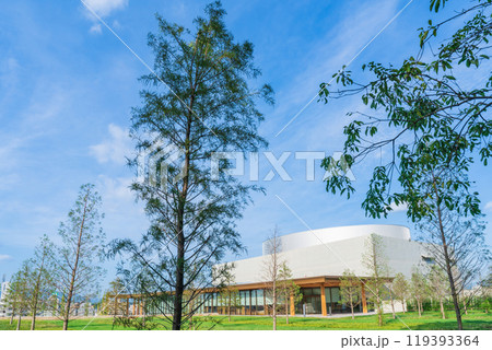 豊田の街並みを望む丘に建つ、豊田市博物館〈愛知県豊田市〉 119393364