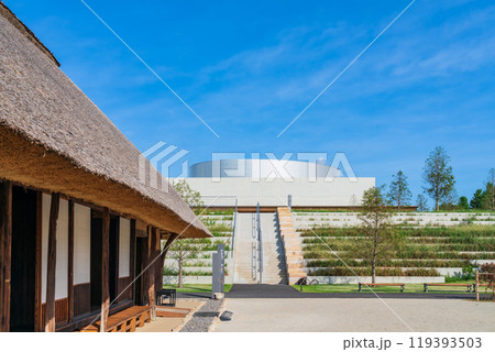 豊田の街並みを望む丘に建つ、豊田市博物館〈愛知県豊田市〉 119393503
