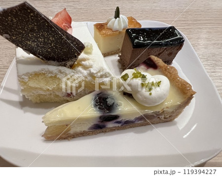 ケーキバイキングのケーキ盛り合わせ 119394227