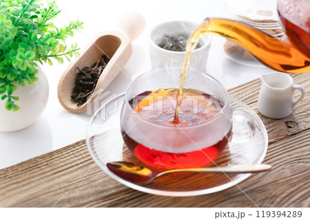 透明なティーカップで紅茶を楽しむ（ ホットティー ） 119394289