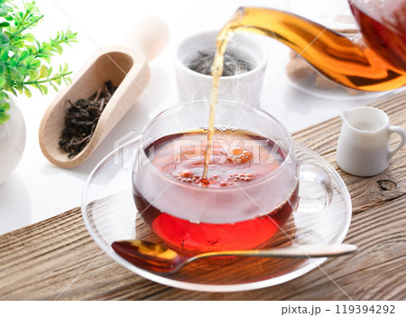 透明なティーカップで紅茶を楽しむ（ ホットティー ） 119394292