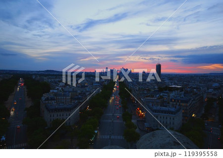 凱旋門から眺める夕暮れのラ・デファンス 119395558