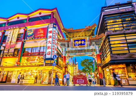 日本の横浜都市景観 10月。ソフトクリームはカップルらに人気。横浜中華街・善隣門などを望む＝11日 119395879