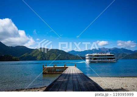 奥日光・中禅寺湖　イタリア大使館別荘の桟橋と遊覧船 119395999