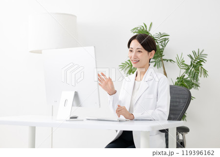 白衣を着た女性 白衣を着た女性 119396162