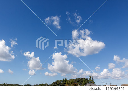 青空の天空に浮く雲の造形【背景素材】 119396261