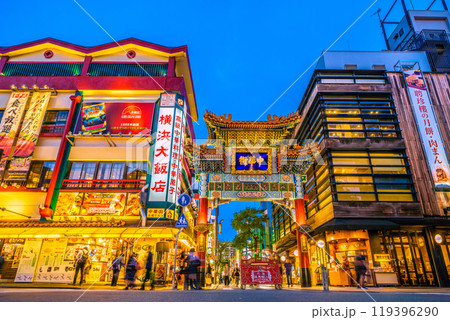 日本の横浜都市景観 10月。ソフトクリームはカップルらに人気。横浜中華街・善隣門などを望む=11日 日本の横浜都市景観 10月。ソフトクリームはカップルらに人気。横浜中華街・善隣門などを望む=11日 119396290