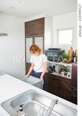 食器棚をあける女性 主婦 家事 料理 片付け 食器棚をあける女性 主婦 家事 料理 片付け 119396527